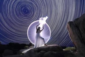 poserar kvinna ljus målat under norra stjärnan spår foto