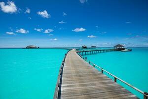 panorama- landskap av maldiverna solig hav himmel strand. tropisk panorama, lyx vatten villa tillflykt trä- pir. lyx resa destination bakgrund foto