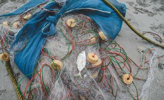 fiskenät på stranden. foto