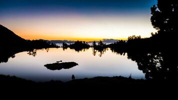 soluppgång sjö i de spanska pyreneerna foto