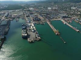 industriell sjöstad, topp se. hamn kranar och frakt fartyg och pråmar. foto