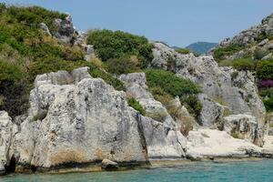 ruiner av de gammal stad av kekova på de Strand. foto