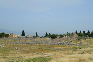 antik ruiner och kalksten block i hierapolis, Kalkon. gammal stad. foto