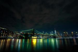 brooklyn bridge på natten foto