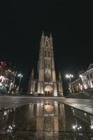 sint-baafskathedraal i de historisk del av Gent under de natt. klocktorn av Gent. Belgiens mest känd historisk Centrum. midnatt belysning av de stad Centrum foto