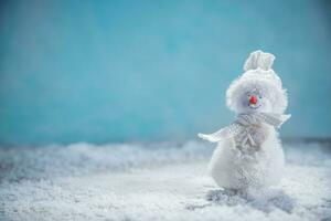 en snögubbe i de snö. ny år, jul vinter- bakgrund foto
