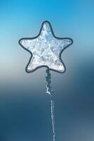 begrepp vinter, glasera. skön frostig mönster på en stjärna form, tvål bubblor, frysning foto