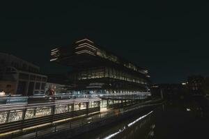 modern stad bibliotek de krook byggnad belyst upp med gul och vit lampor under midnatt i de Centrum av Gent, Belgien. Flandern område foto