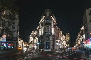 historisk och medeltida arkitektur av Gent under en mörk natt. byggnad upplyst förbi färgad lampor på lammerstraat. Flandern område, belgien foto