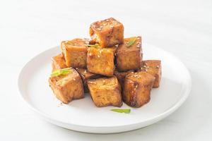 stekt tofu med vit sesam och teriyakisås