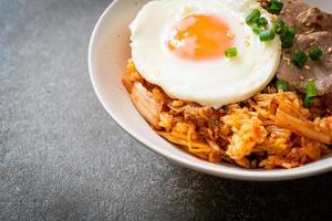 kimchi stekt ris med stekt ägg och fläsk foto