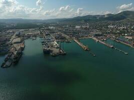 industriell sjöstad, topp se. hamn kranar och frakt fartyg och pråmar. foto