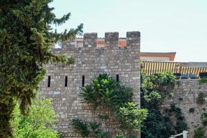 de defensiv vägg i kaleici, gammal stad och de gammal vägg. foto