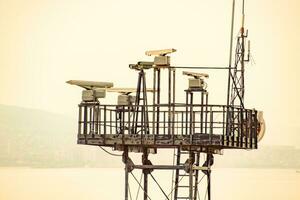 roterande antenner av en militär radio station på torn. foto