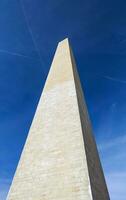 låg vinkel se av de Washington monument under klar blå himmel i Washington, likström foto