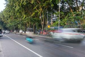 stad trafik rörelse fläck. suddig trafik i medan stad norr sumatera foto