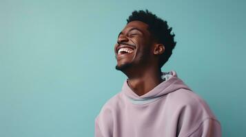 ai genererad skrattande svart man isolerat på minimalistisk bakgrund. deib, mångfald, rättvisa, inkludering, som tillhör foto