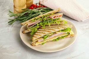 hemlagad klubb smörgås med skinka och ost foto