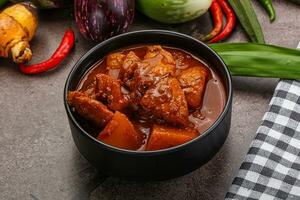 indisk kök - kryddad kyckling vindaloo foto