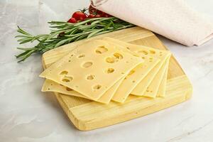 skivad maasdam ost med hål foto