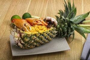 ris med skaldjur i ananas foto