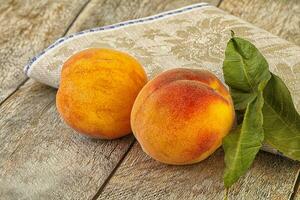 två mogen ljuv persikor frukt foto
