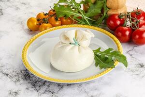 krämig italiensk traditionell burrata ost foto