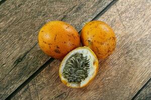 ljuv och saftig gul maracuya frukt foto