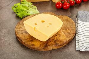 gourmet maasdam ost med hål foto