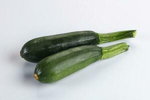 skivad rå ung grön zucchini foto