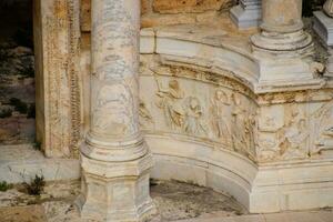 basreliefer av antik scener på de gavlar av de amfiteater i hierapolis, Kalkon. foto