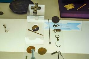 sömnad nål, hårkam krokar och Övrig bagateller i de antalya museum. foto