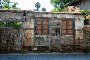 gammal förfallen förfallen byggnad på gator av kaleici. foto