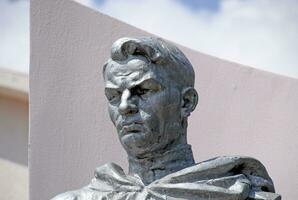 de ansikte av en man i en monument. staty tillverkad av betong. foto