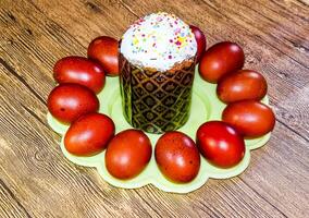 påsk kaka och målad röd påsk ägg. mat för de påsk tabell. foto