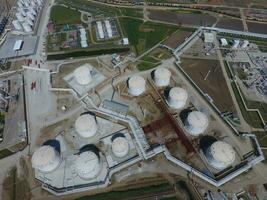 reservoarer för lagring av olja och Produkter av dess bearbetning. raffinaderi. foto
