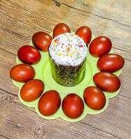 påsk kaka och målad röd påsk ägg. mat för de påsk tabell. foto