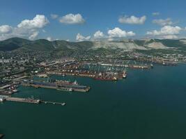 industriell sjöstad, topp se. hamn kranar och frakt fartyg och pråmar. foto