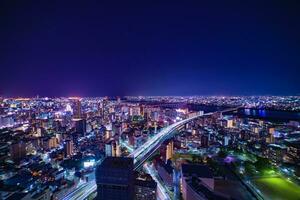 en natt stadsbild nära jodo flod i osaka bred skott foto