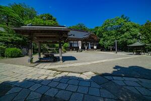 en japansk traditionell tempel jindaiji på de gammal fashioned gata i tokyo bred skott foto