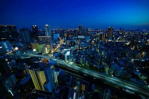 en skymning panorama stadsbild nära de järnväg i osaka bred skott foto