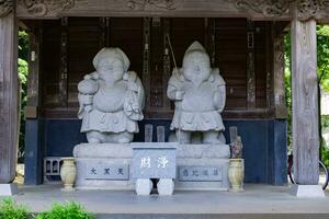 japansk väktare statyer på de traditionell gata i tokyo foto