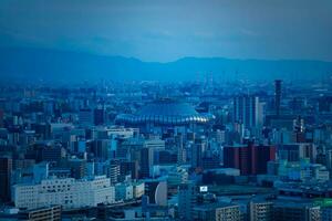 en skymning stadsbild förbi hög vinkel se nära kyocera kupol i osaka tele skott foto