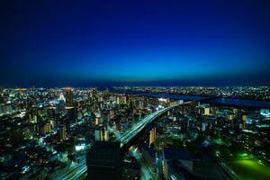 en natt panorama- stadsbild nära jodo flod i osaka bred skott foto