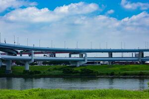 en trafik sylt på de stadens centrum gata och motorväg i tokyo foto