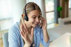 företag kvinna med headsets arbetssätt med dator på kontor. kund service assistent arbetssätt i kontor.kvinna operatör arbetssätt med headsets och bärbar dator på telemarketing kund service. callcenter foto