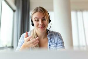 företag kvinna med headsets arbetssätt med dator på kontor. kund service assistent arbetssätt i kontor.kvinna operatör arbetssätt med headsets och bärbar dator på telemarketing kund service. callcenter foto