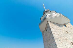 de torn av kiz kulesi eller jungfrus torn isolerat på blå himmel bakgrund foto