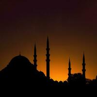 silhuett av suleymaniye moské på solnedgång. ramadan begrepp Foto