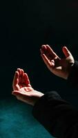 islamic bakgrund Foto. muslim man bön- med höjning händer. foto